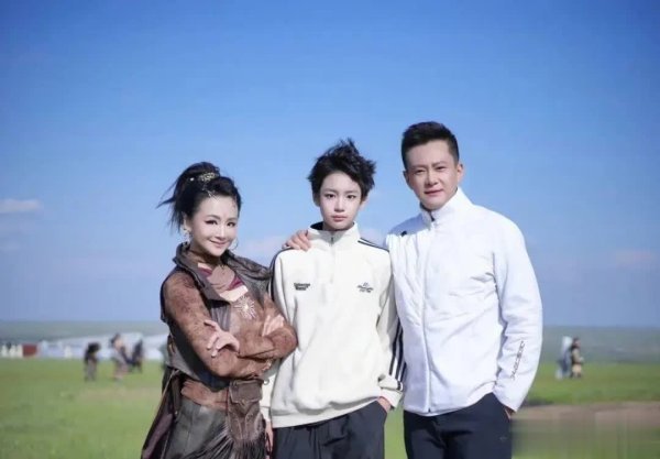 安福家园 曹颖晒全家福，14岁犬子被赞“最帅星二代”