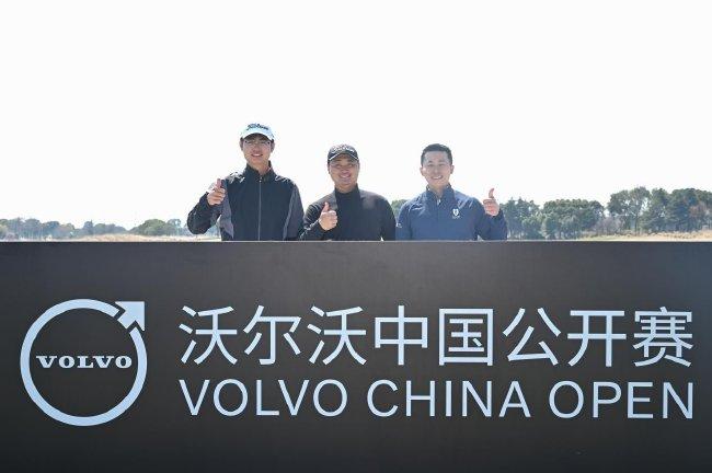 非中国大陆入围球员合影，从左至右挨次为：沈弘毅（业余）、中井贤东谈主、黄子龙