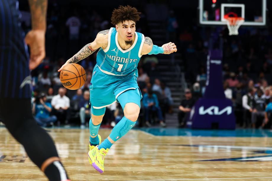 [图]NBA通例赛：魔术111-104黄蜂 班凯罗32分莆田鞋厂