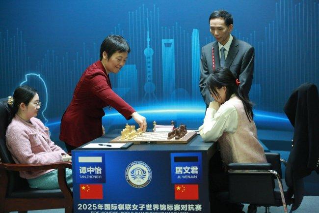 谢军为比赛开棋